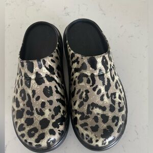 Pogos Leopard Print Clogs size 8